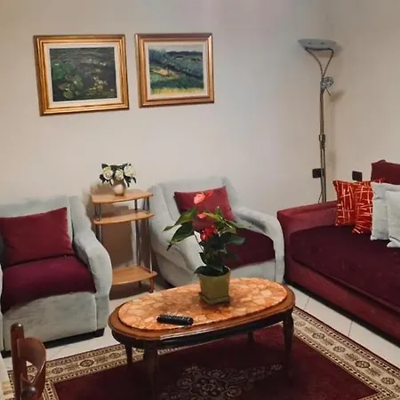 Cozy & Authentic - 3min Walk To Center 아파트